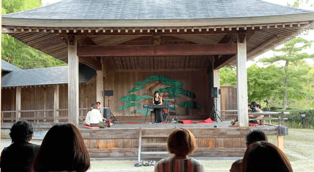 大地の声に導かれ旅するピアニスト